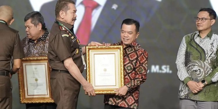 Gubernur Al Haris Terima Penghargaan R. Soeprapto Award dari Kejaksaan Agung RI