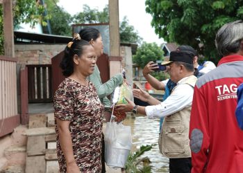 Tinjau Banjir di Sijenjang dan Seberang Kota Jambi, Gunakan Perahu Gubernur Al Haris Antar Bantuan ke Rumah Warga