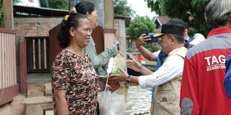 Tinjau Banjir di Sijenjang dan Seberang Kota Jambi, Gunakan Perahu Gubernur Al Haris Antar Bantuan ke Rumah Warga