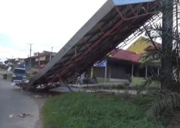 Hujan Angin di Maro Sebo Ulu, Sebabkan Papan Reklame Roboh Tutupi Akses Jalan dan Timpa Tiang Listrik 