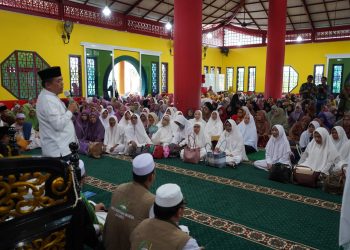 Hadiri Isra’ Mi’raj Di Masjid Cheng Hoo, Gubernur Al Haris Beri Bantuan Kepada Anak Yatim dan Kaum Dhuafa