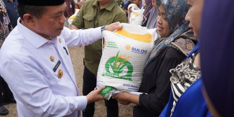 Provinsi Jambi Salurkan Bantuan Pangan dari Pemerintah Pusat, Gubernur Al Haris : Ini Membantu Masyarakat