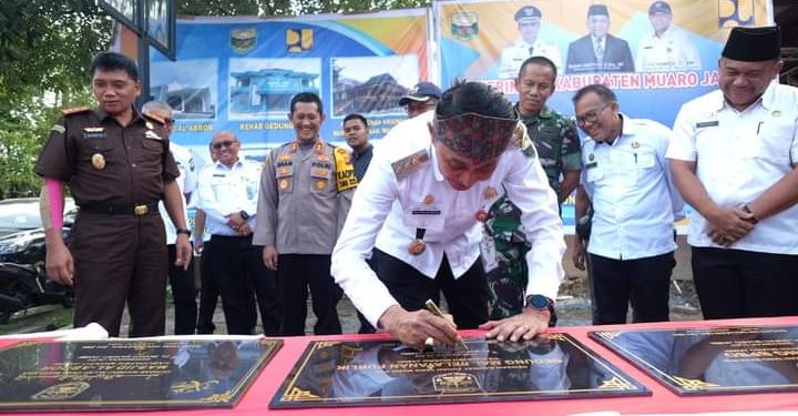 Pj Bupati Resmikan 6 Proyek Strategis Tahun Anggaran 2023 di Anjungan Rumah Adat Muaro Jambi 