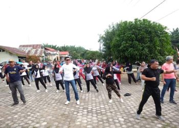 Pj Bupati Muaro Mengikuti Acara Senam Bersama di Desa Sumber Agung 