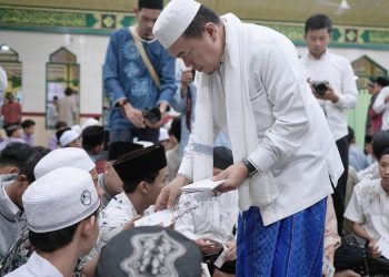 Safari Subuh di Masjid Al-Muttaqin, Gubernur Al Haris Beri Bantuan dan Santunan ke Anak Yatim 