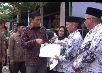 Bupati Fadhil Berikan Beasiswa Tangguh, dan Piagam Penghargaan Purnabakti Guru