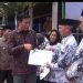 Bupati Fadhil Berikan Beasiswa Tangguh, dan Piagam Penghargaan Purnabakti Guru