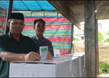 Waka DPRD Muaro Jambi Ahmad Haikal Gunakan Hak Pilih di TPS 001 Desa Sebapo 