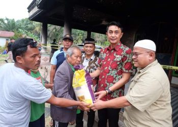 Sekda Dampingi Pj Bupati Muaro Jambi Berikan Bantuan Korban Kebakaran
