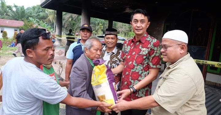 Sekda Dampingi Pj Bupati Muaro Jambi Berikan Bantuan Korban Kebakaran