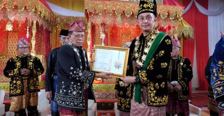 Pj Bupati Muarojambi Terima Penganugerahan Gelar Adat
