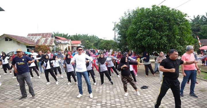 Pj Bupati Muarojambi Senam Bersama Warga Desa Sumber Agung 