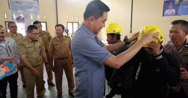 Pj Bupati Bachyuni Buka Bimtek Pembekalan dan Uji Sertipikasi Tenaga Kerja Kontruksi