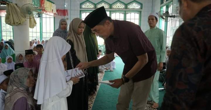 Pj Bupati Bachyuni Berikan Santunan Kaum Dhuafa di Desa Keranggan