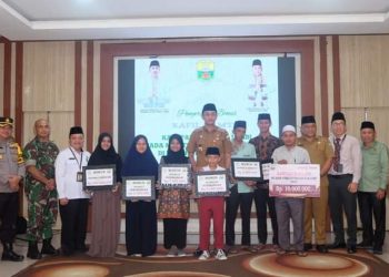 Pj Bupati Bachyuni Serahkan Bonus Kepada Kafilah yang bertanding di MTQ Tingkat Provinsi Jambi 