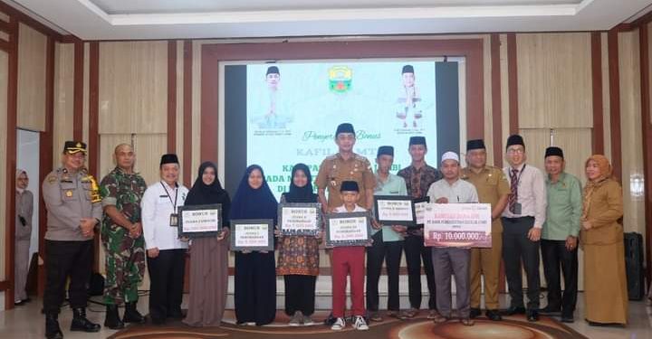 Pj Bupati Bachyuni Serahkan Bonus Kepada Kafilah yang bertanding di MTQ Tingkat Provinsi Jambi
