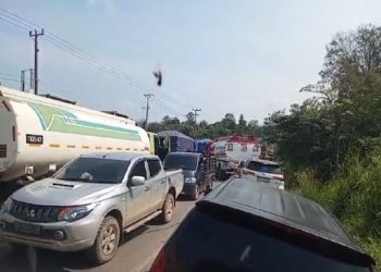Macet Parah di Jalan Jebak-Karmeo, Akibat Mobil Batubara Parkir Dibahu Jalan 