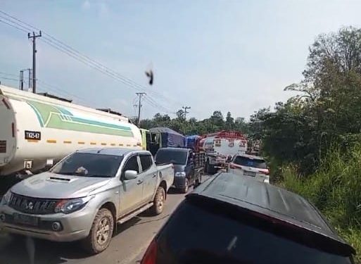 Macet Parah di Jalan Jebak-Karmeo, Akibat Mobil Batubara Parkir Dibahu Jalan 
