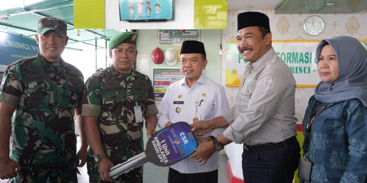 Gubernur Al Haris Serahkan Bantuan Ambulance untuk RS DKT Kerinci 