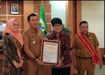 Bupati Batanghari Fadhil Terima Piagam Rekor Muri Literasi Terbanyak Nasional 