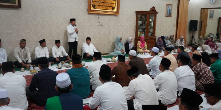 Gubernur Al Haris Serahkan Tali Asih, Penghargaan dan Santunan Bagi PNS Purnabakti Pemprov Jambi Yang Berada di Sarolangun