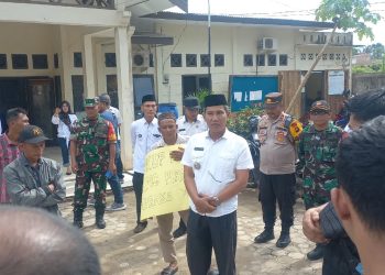 Sampaikan Aspirasi, Puluhan Massa Geruduk Kantor Camat Kumpeh Ulu 