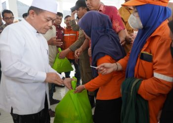 Gubernur Al Haris Berikan Bantuan Sembako Bagi Petugas Kebersihan Kota Jambi