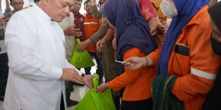 Gubernur Al Haris Berikan Bantuan Sembako Bagi Petugas Kebersihan Kota Jambi
