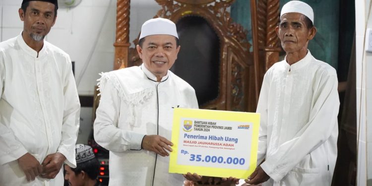 Malam Ke-12 Ramadhan, Gubernur Al Haris Tarawih di Desa Malapari