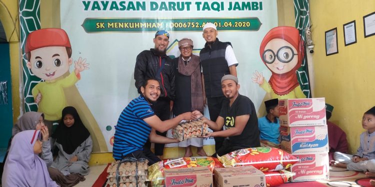 Meriahkan Ramadhan, Komunitas Sepeda Lotus Mountain Bike Jambi Gelar Pembagian Sembako 