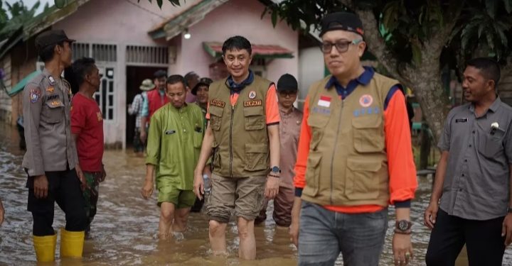 Pj Bupati Muarojambi Bachyuni Deliansyah turun pantau banjir di Kumpeh
