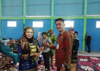 Pj Bupati Bachyuni Kukuhkan Pemangku Adat Desa Suak Putat