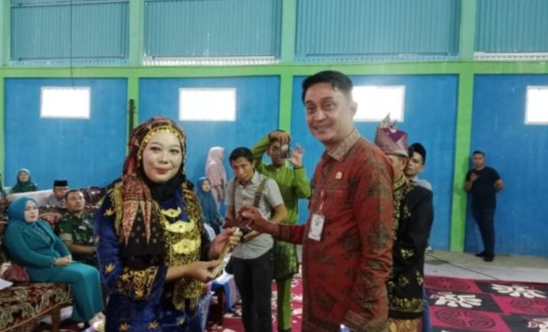Pj Bupati Bachyuni Kukuhkan Pemangku Adat Desa Suak Putat