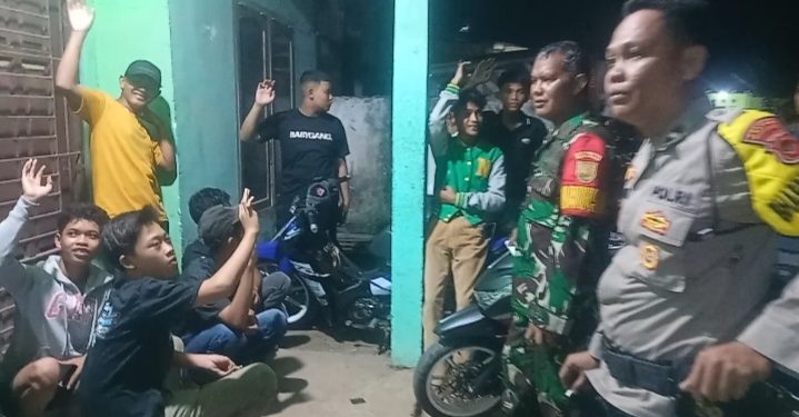 Cegah Perang Sarung, Babinsa dan Bhabinkamtibmas Kasang Pudak Adakan Patroli Gabungan 