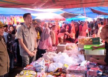 Cek Harga Bahan Pokok Jelang Lebaran, PJ Bupati Muarojambi Sidak ke Pasar Sengeti 