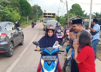 Polsek Sungai Gelam Bagikan Takjil Kepada Pengguna Jalan Jelang Buka Puasa 