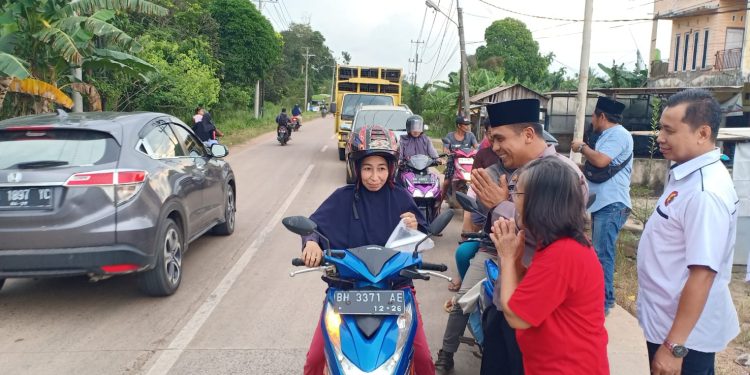 Polsek Sungai Gelam Bagikan Takjil Kepada Pengguna Jalan Jelang Buka Puasa 