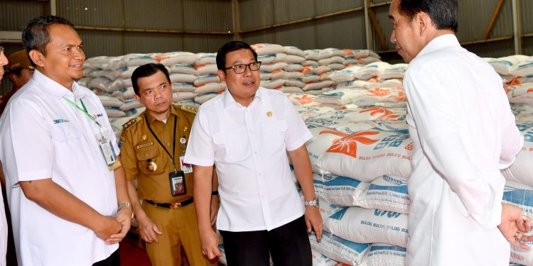Kunjungi Gudang Bulog Pematang Kandis, Presiden Tinjau Stok Beras dan Serahkan Bantuan Pangan