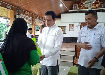 Bupati Fadhil Berikan Bingkisan Lebaran Kepada Ratusan Petugas Kebersihan