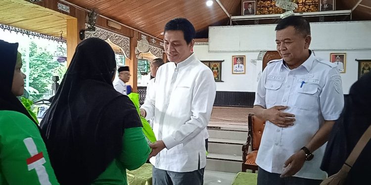 Bupati Fadhil Berikan Bingkisan Lebaran Kepada Ratusan Petugas Kebersihan