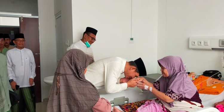 Berbagi Kebahagiaan Saat Lebaran, Bupati Fadhil Kunjungi Pasien di RSUD Hamba Muara Bulian