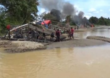 Massa Mengamuk, 6 Mesin PETI di Pematang Lalang Dibakar 