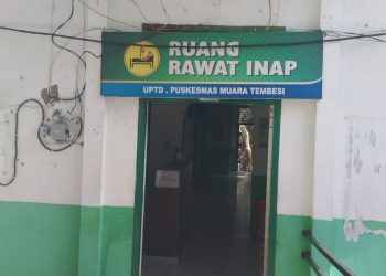 Terasa Gerah dan Kepanasan, Keluarga Pasien Puskesmas Muara Tembesi Bawa Kipas Angin Sendiri 