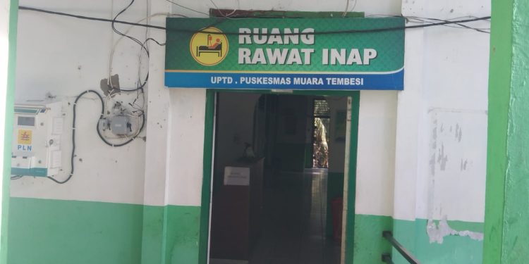 Terasa Gerah dan Kepanasan, Keluarga Pasien Puskesmas Muara Tembesi Bawa Kipas Angin Sendiri 