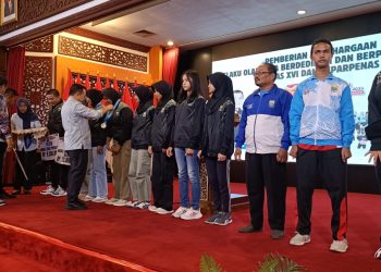 Gubernur Al Haris Serahkan Bonus Kontingen Popnas dan Peparpenas Jambi