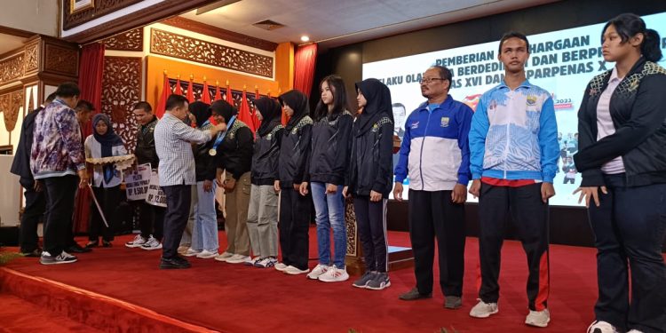 Gubernur Al Haris Serahkan Bonus Kontingen Popnas dan Peparpenas Jambi