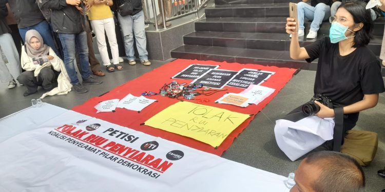 Koalisi Penyelamat Pilar Demokrasi di Jambi Demo Tolak RUU Penyiaran
