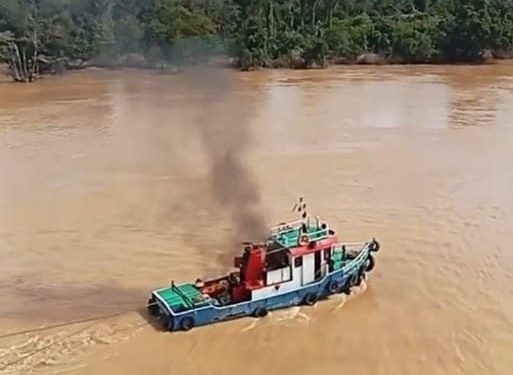 Warga Lempar Bom Molotov Ke Tugboat Penarik Ponton Batubara yang Melintas di Bawah Jembatan Muara Tembesi 