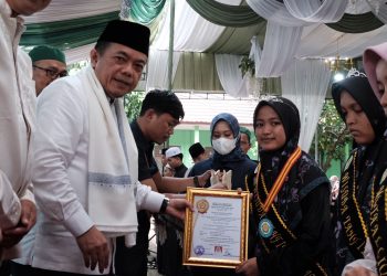 Gubernur Al Haris Berikan Hadiah Umroh Santri Hafidz 30 Juz Ponpes Nurul Jadid Singkut