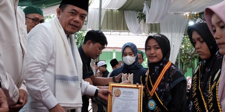 Gubernur Al Haris Berikan Hadiah Umroh Santri Hafidz 30 Juz Ponpes Nurul Jadid Singkut